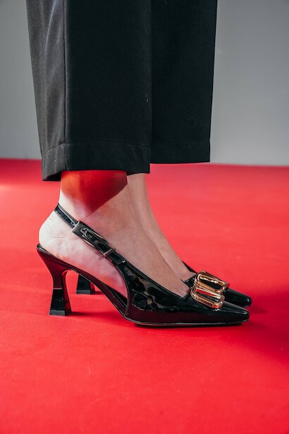 Siyah Rugan V Toka Detaylı Kadın Topuklu Ayakkabı Niolas  Siyah