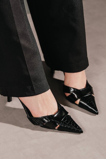 Siyah Parlak Kroko Sivri Burunlu İnce Topuklu Ayakkabı Liena 