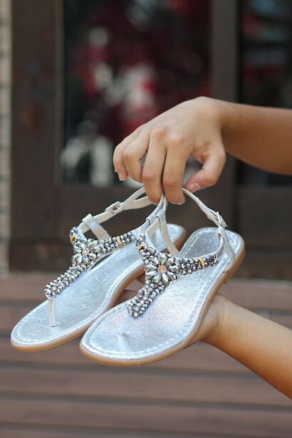 Kadın Siyah Taş Detaylı Parmak Arası Sandalet Cindra