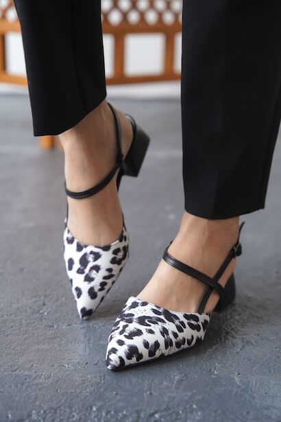 Kadın Tasarım Baret Arka Açık Kısa Topuklu Ayakkabı Emoi  Siyah - Beyaz Leopar 4