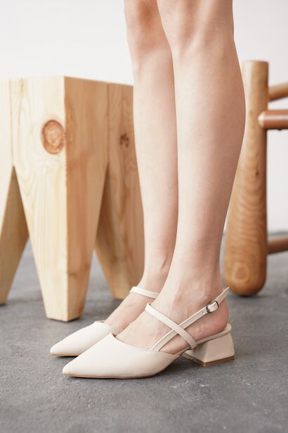 Kadın Tasarım Baret Arka Açık Kısa Topuklu Ayakkabı Emoi  Bej