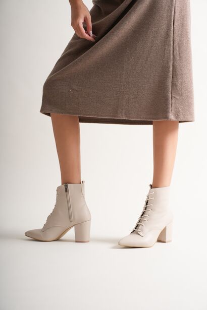 Kadın Bağcıklı Fermuarlı Sivri Burun Kalın Topuklu Bot Vorena  Bej 6