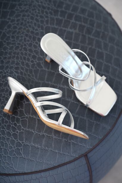 Kadın Çapraz Bantlı Tasarım Topuklu Terlik Carele  Gümüş 6