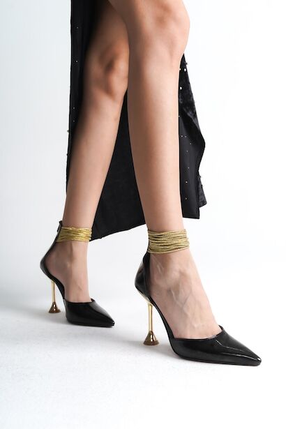 Kadın Gold Biye Detay Tasarım Topuklu Ayakkabı Coni  Siyah Rugan 4