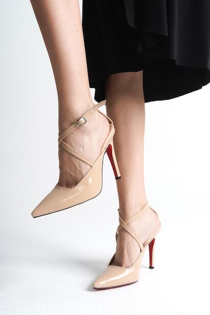 Kadın Arka Açık Tasarım İnce Topuklu Ayakkabı Rileyya  Nude Rugan 4